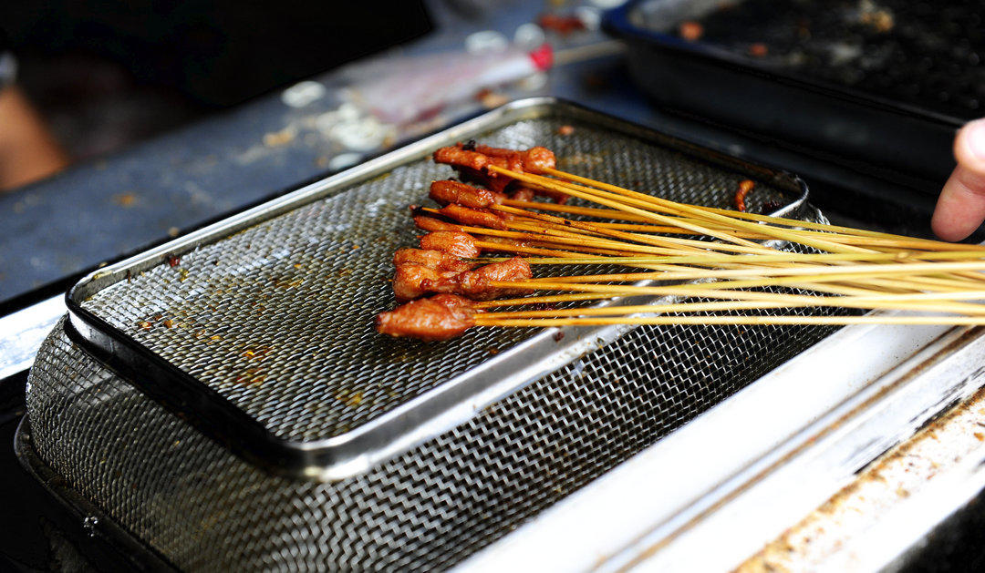 路边炸串1元4串,街头卖5元20串夺命炸串视频