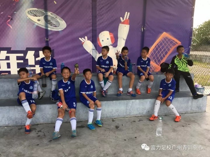 富力青年足球拉练,富力足球学院训练