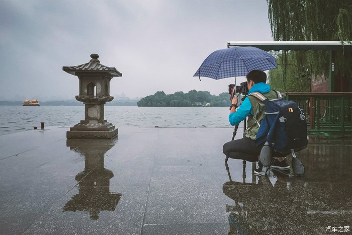 宝马X6，不谈性能如何！自驾遇上大雨还被拍成大片，颜值绝对够！