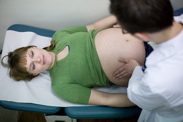 孕妇要分娩的时候肚皮疼能不能生,孕妈妈产前阵痛让人揪心