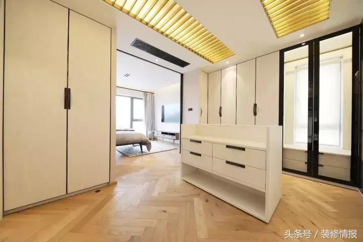 她家竟然有两个衣帽间、两个厨房！