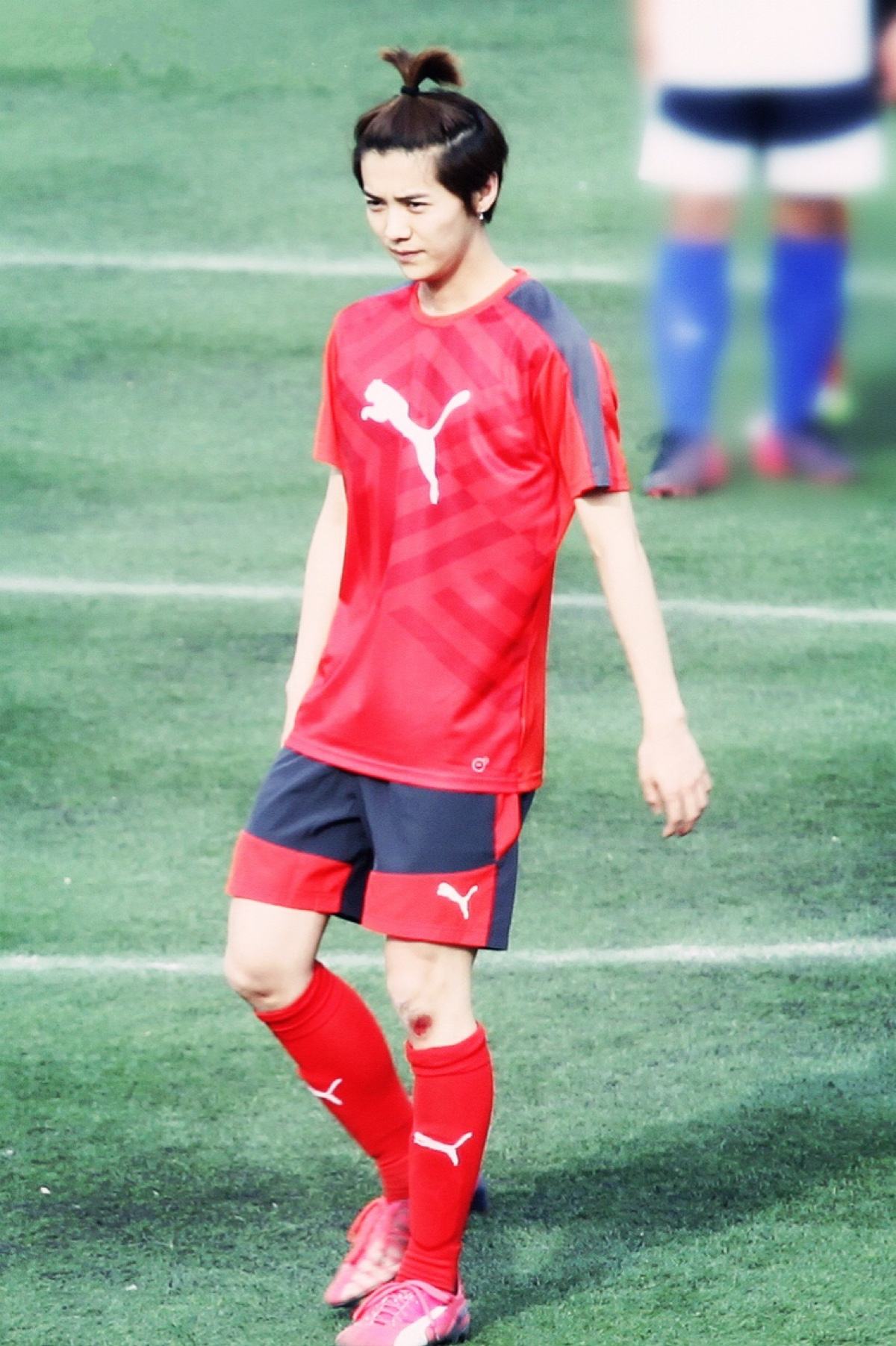 鹿晗踢球水平,鹿晗踢足球穿的球鞋