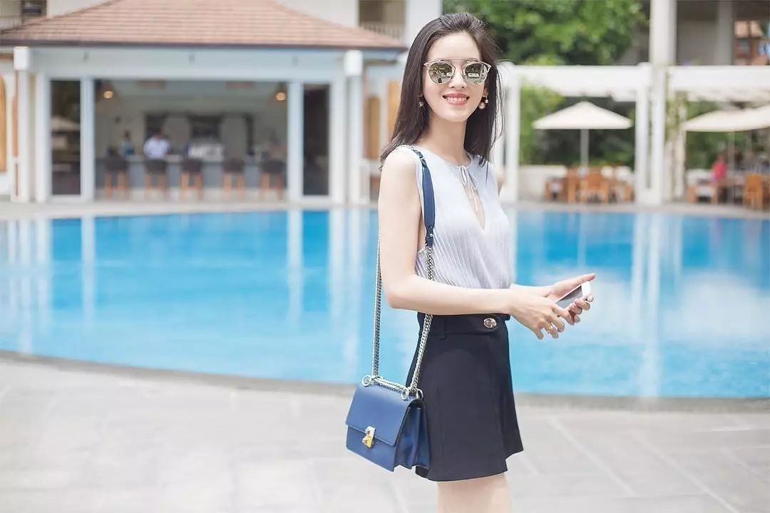 少年被女孩虐待，无奈只好做狗