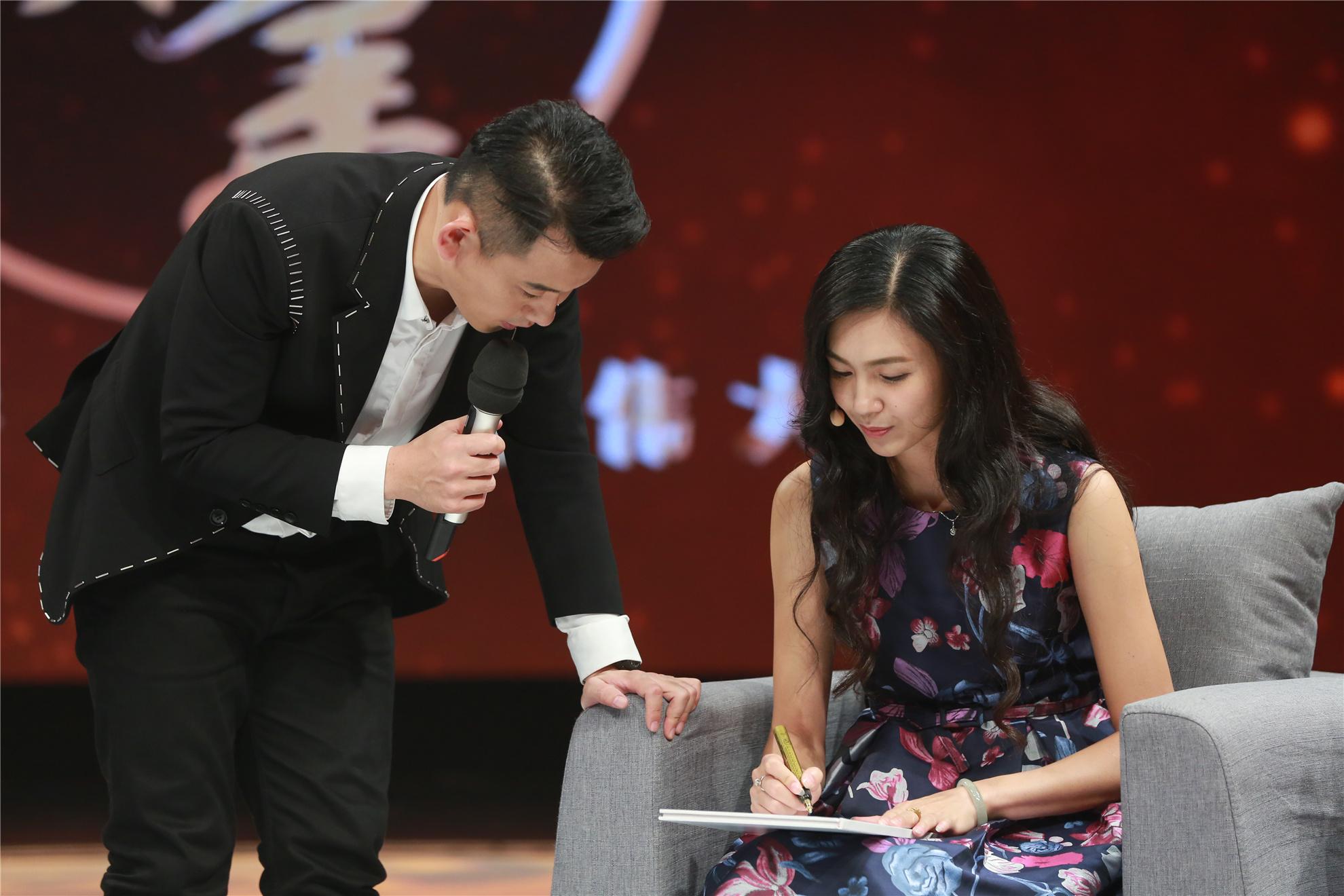 《阅读·阅美》盲人模特王蕾蕾：《心在舞台就在》逆光也能飞翔