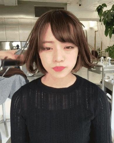 发量较多微卷适合的发型,女生发梢微卷