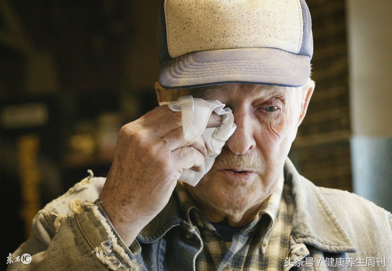 老人耳背吃什么能改善,老人突然耳朵聋是怎么回事