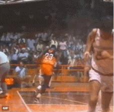 扣篮板把篮板磕坏,扣坏篮板