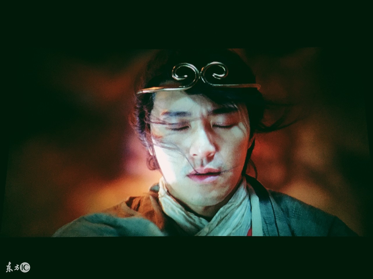 厨房水盆黑呼呼的怎么都刷不掉,问了专业师傅,我赶紧换了玻璃胶