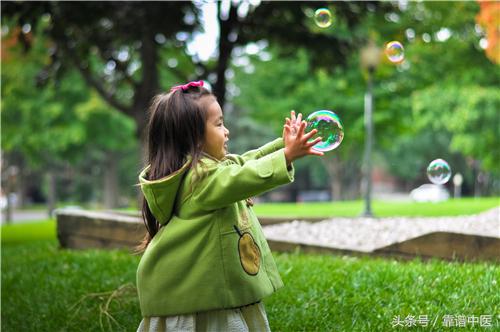 婴儿有斗鸡眼如何治疗,孩子斗鸡眼是怎么遗传的