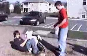 学校组织学生第二天穿父母工作服来上课,小明真太屌丝了