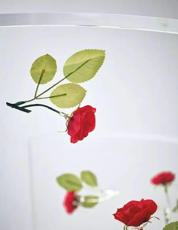他用塑料做的玫瑰价值百万，各大艺术博物馆争相收藏