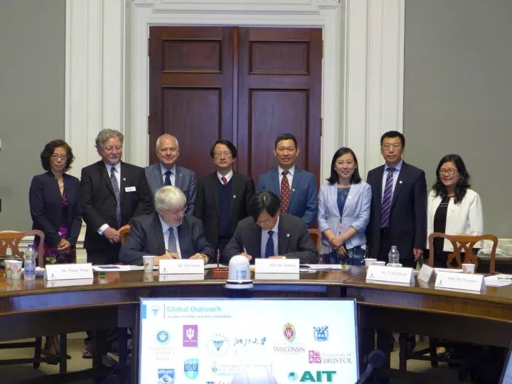 浙江大学校长给哈佛校长送了一副“看不懂”的字？你看懂了吗？