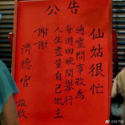 美女朋友圈晒旅游照,女生在朋友圈晒出旅游照片