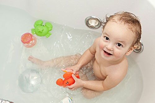 给小宝宝洗澡牢记三不洗两不要,给一个月的小宝宝洗澡技巧