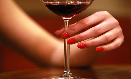 东方紫酒：女人喝酒是一道靓丽的风景