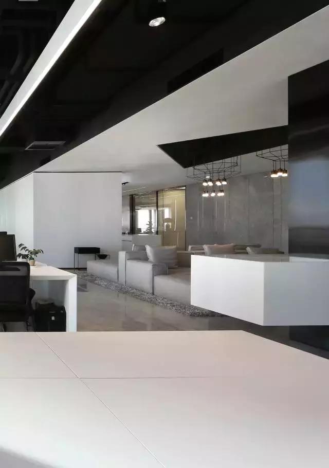 一个年轻潮服品牌的办公空间却选了素白当主打色