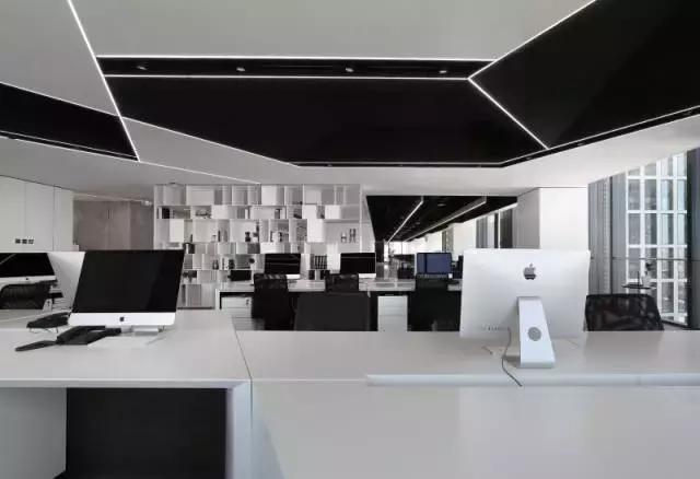 一个年轻潮服品牌的办公空间却选了素白当主打色