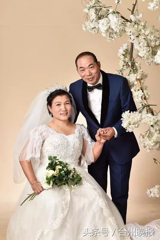 夫妻结婚27年拍纪念照,环卫夫妇