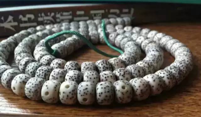 买星月菩提颜色均匀是不好吗,刚买的星月菩提怎么感觉像塑料的