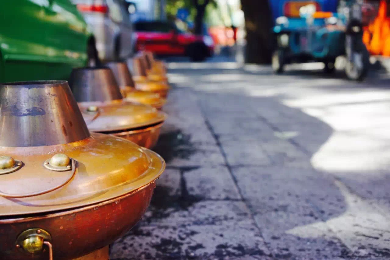 吃铜锅涮羊肉,老北京冬天里的铜锅炭火涮羊肉