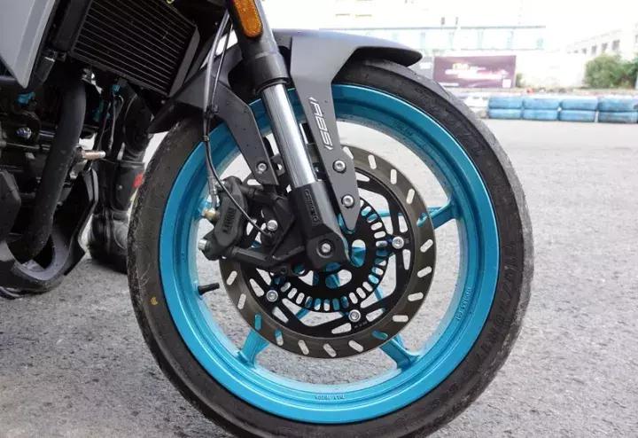 7.21秒国产加速最强250诞生：春风250NK，顺便把一些300cc也秒了