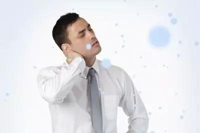 颈椎压迫神经胳膊疼能运动吗,颈椎病压迫神经会瘫痪吗