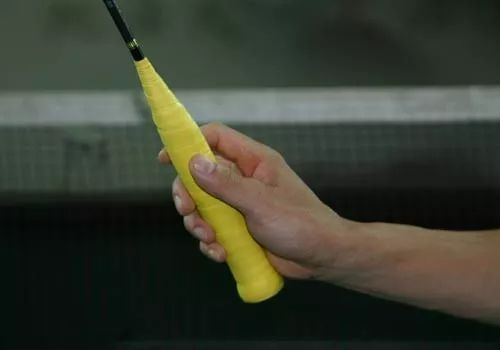 怎么才能正确的正手发力羽毛球,羽毛球基本握法及发力技巧