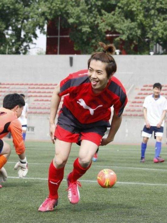 易烊千玺在中戏操场视频,易烊千玺帅气登上舞台