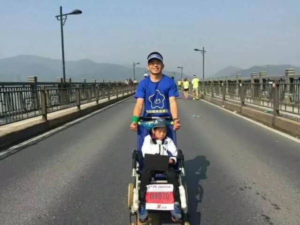 不跑就出局,马拉松为什么要推着轮椅跑呢