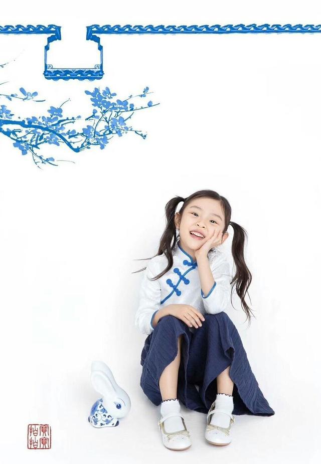 甜馨长得越来越像妈妈李小璐了,甜馨衣服比李小璐还有气质