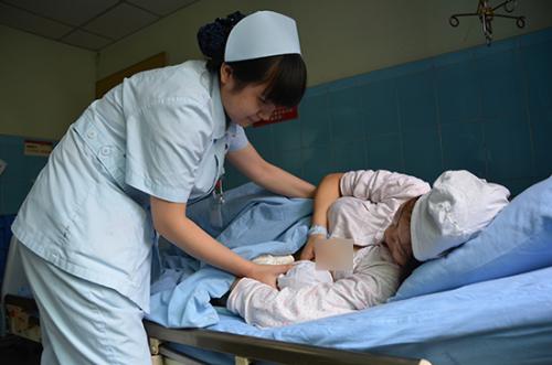 女儿无故脸上多出几个巴掌印，听我到小姑子的话瞬间炸毛！