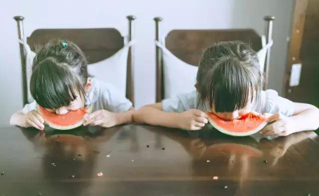 儿童花海拍照姿势大全,古装儿童拍照姿势大全