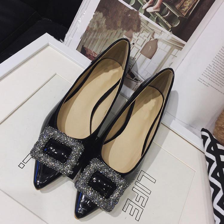 秋天也要招桃花,尖头鞋让你美出天际