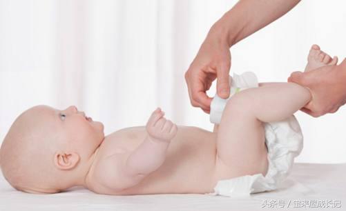 宝宝尿布裤换法,换脏尿布的正确方法