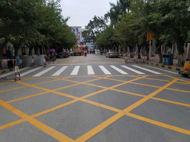 孩子安全问题家长一定要重视,校园周边的交通安全隐患谁负责