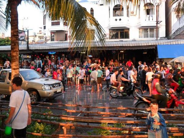 泰国泼水节过了还有必要去吗,在泰国遇到泼水节会不会随便泼