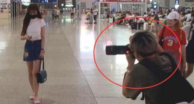 张馨予披白纱服饰,张馨予穿亮黄外套亮相