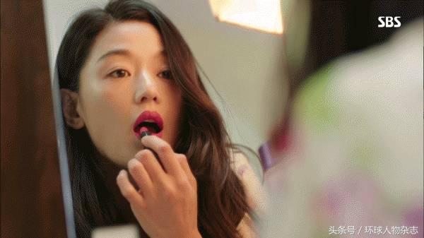 这个中年大叔开会擦指甲油，在家涂口红，还靠此成为亿万富翁