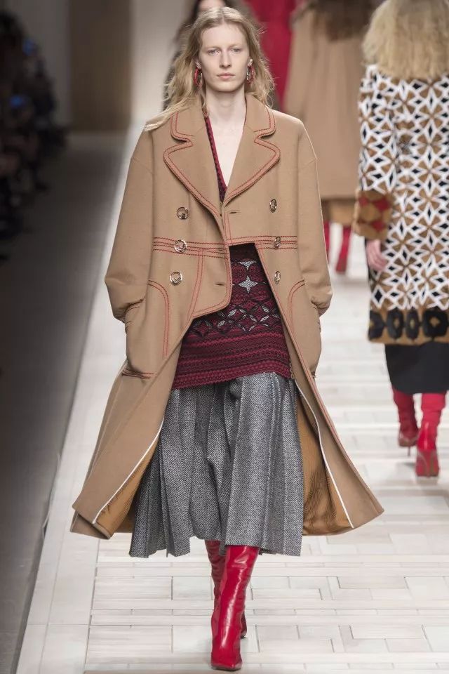 “大衣是女人的第一藏身所”