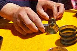 大爷36道工序打磨50年夜光杯，最薄处仅1毫米，用它喝酒千杯不醉