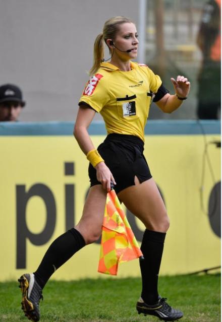 最新足球越位规则大全一览表,足球必懂的十大规则越位