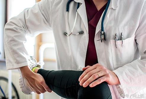 老年人膝盖疼痛的原因和解决方法,上楼梯膝盖疼痛的原因和解决方法