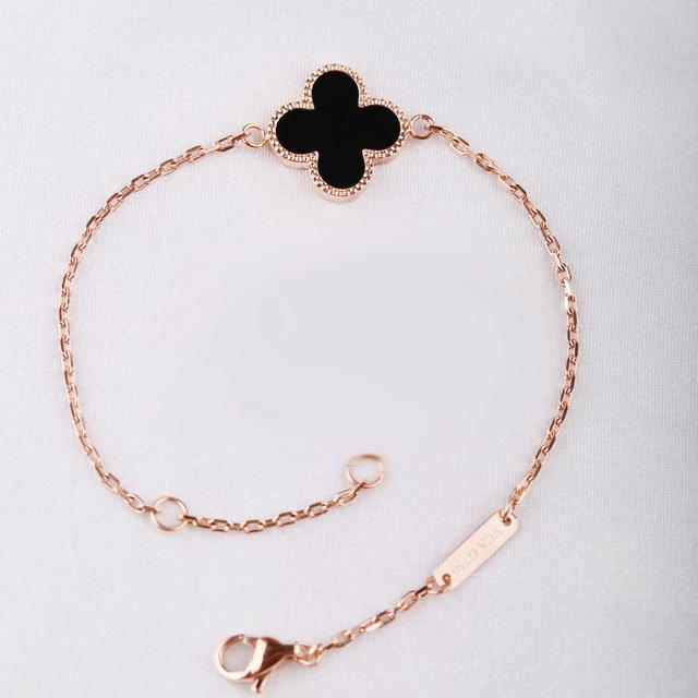 幸运四叶草手链象征什么,四叶草手链真的会给人带来幸运吗