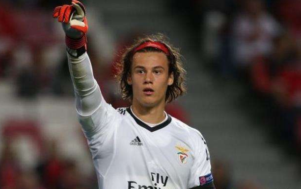 守门员的经典神扑诺伊尔,2017-2018欧冠门将10大的精彩扑救