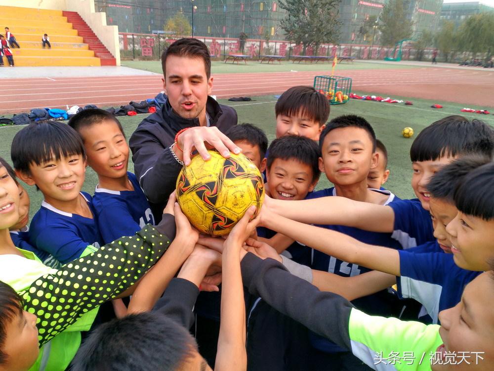 山东滨州:洋外教霸气进校园足球场点兵嗨翻天