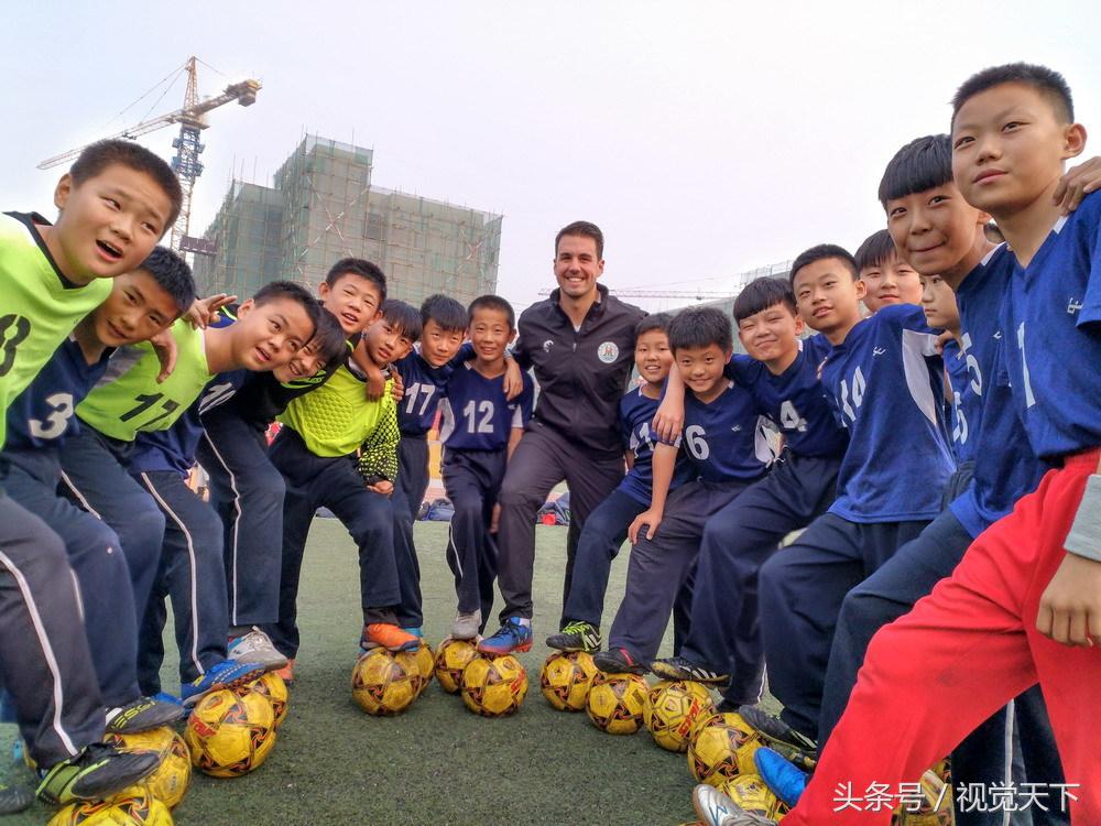山东滨州:洋外教霸气进校园足球场点兵嗨翻天
