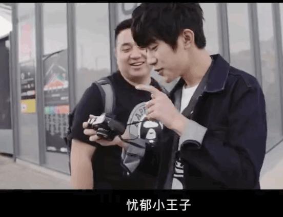 易烊千玺秀新球鞋好嘚瑟，然而小心机却被粉丝一眼看穿，太可爱了