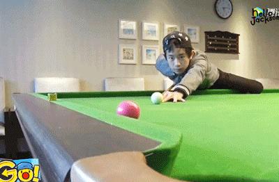 易烊千玺秀新球鞋好嘚瑟，然而小心机却被粉丝一眼看穿，太可爱了