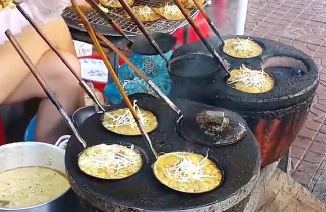 农村母女摆摊，卖这种“大勺子美食”一天卖上百勺，年入十多万