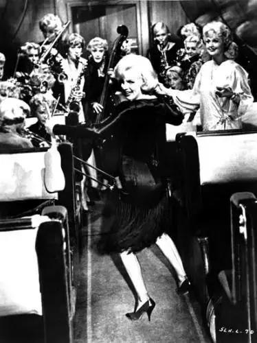 这个被梦露、赫本深爱着的高跟鞋牌子,现在却美得过分怪异?!